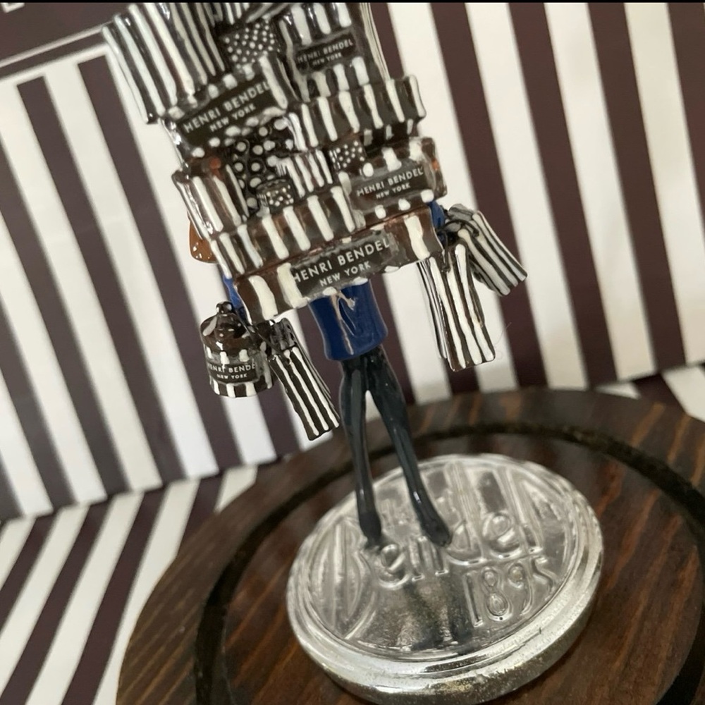 Henri Bendel Shopping Girl Memorabilia - Picture 10 of 11